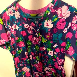 Vera Bradley scrub top. Size large. Great condition. Feminine fit